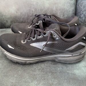 Brooks Women's Black and Gray Athletic Shoes